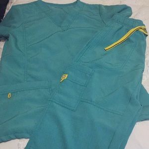 Wonder wink scrub set